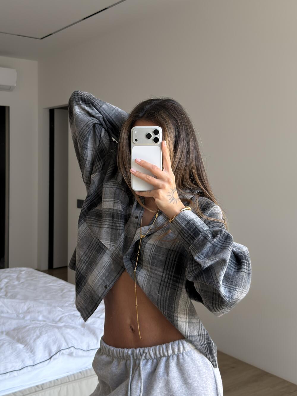 Сіра кропнута сорочка у клітинку 