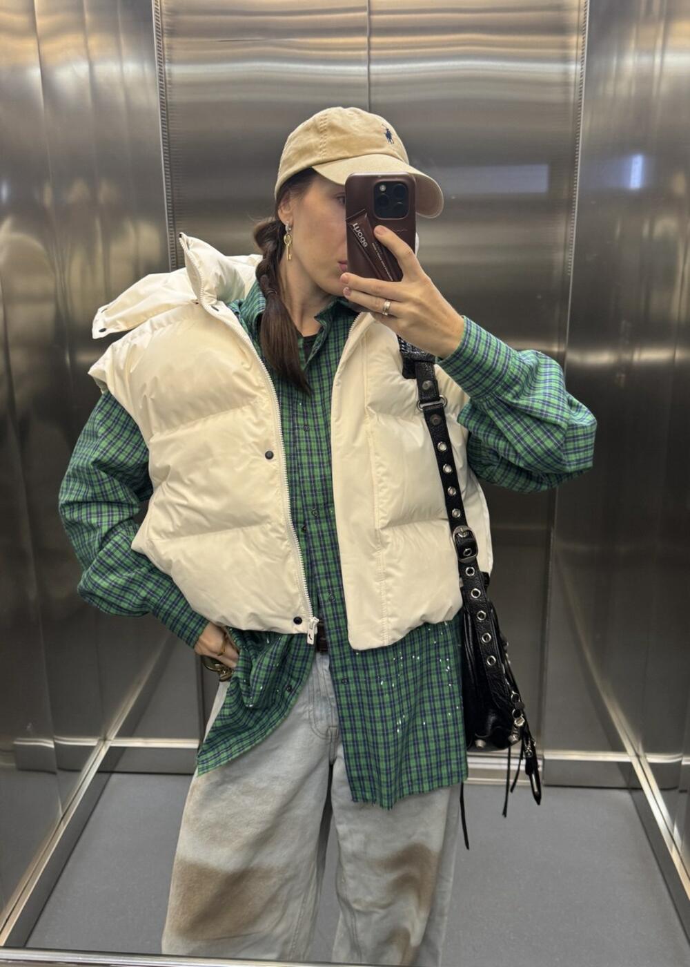 Жилет Молоко, Універсал