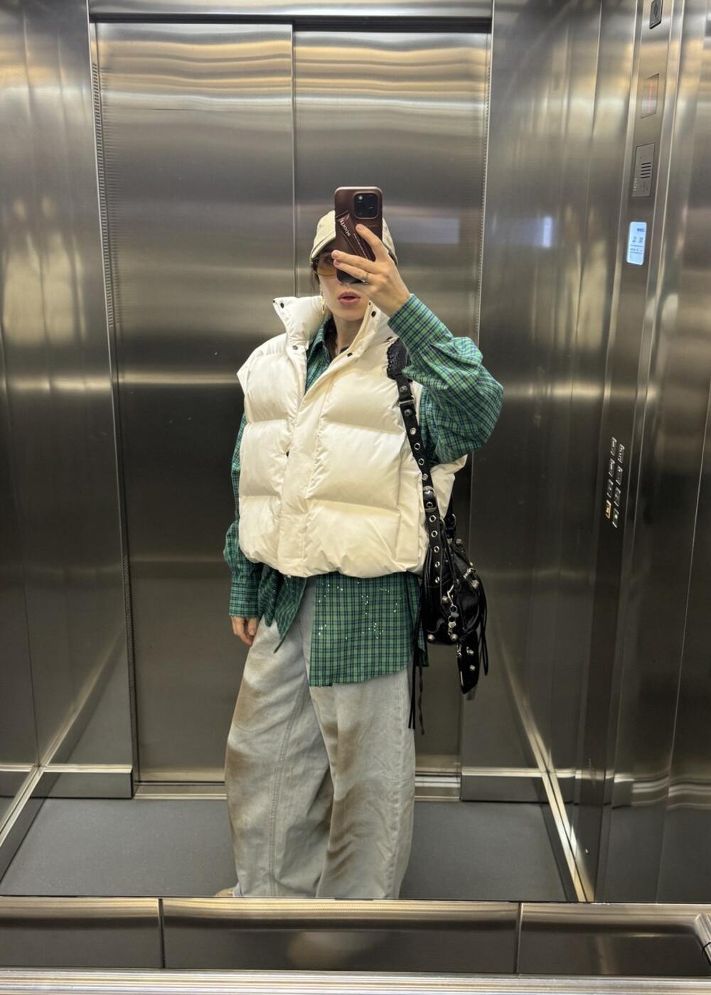 Жилет Молоко, Універсал