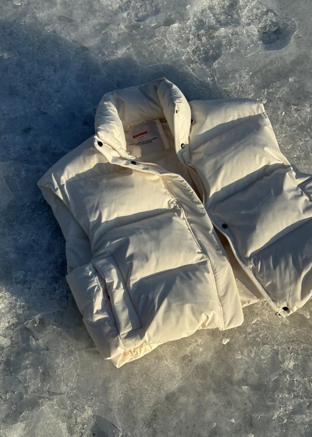 Жилет Молоко, Універсал