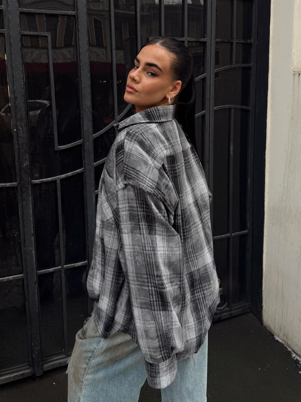 Сіра  сорочка у клітинку з ефектом варки 