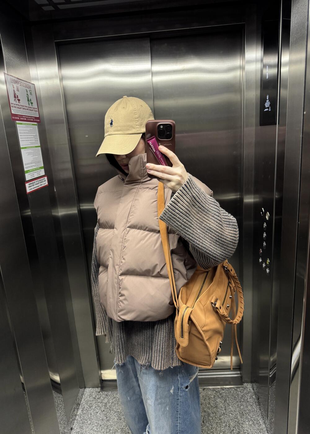 Жилет Мокко, Універсал