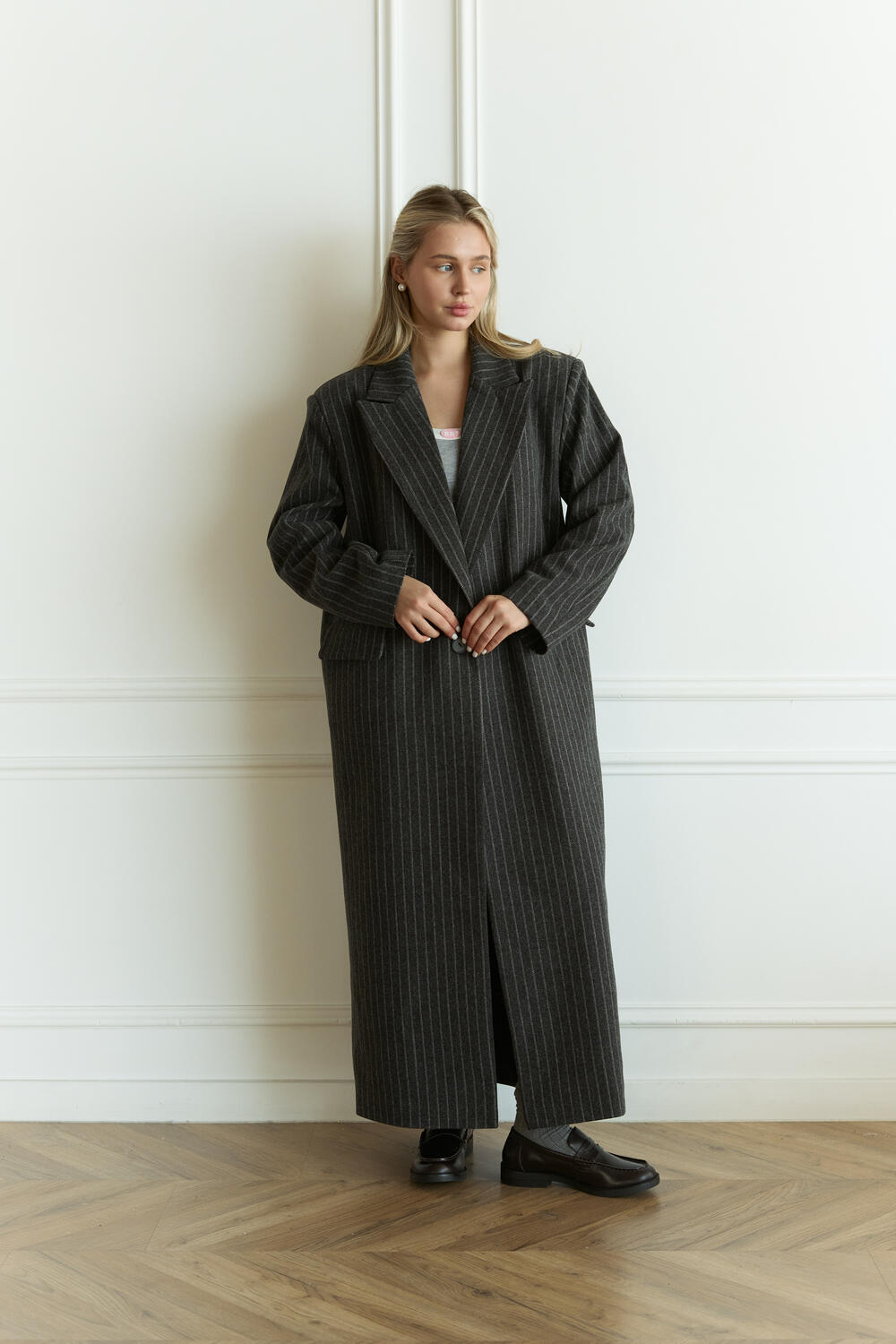 Сіре довге пальто у смужку 