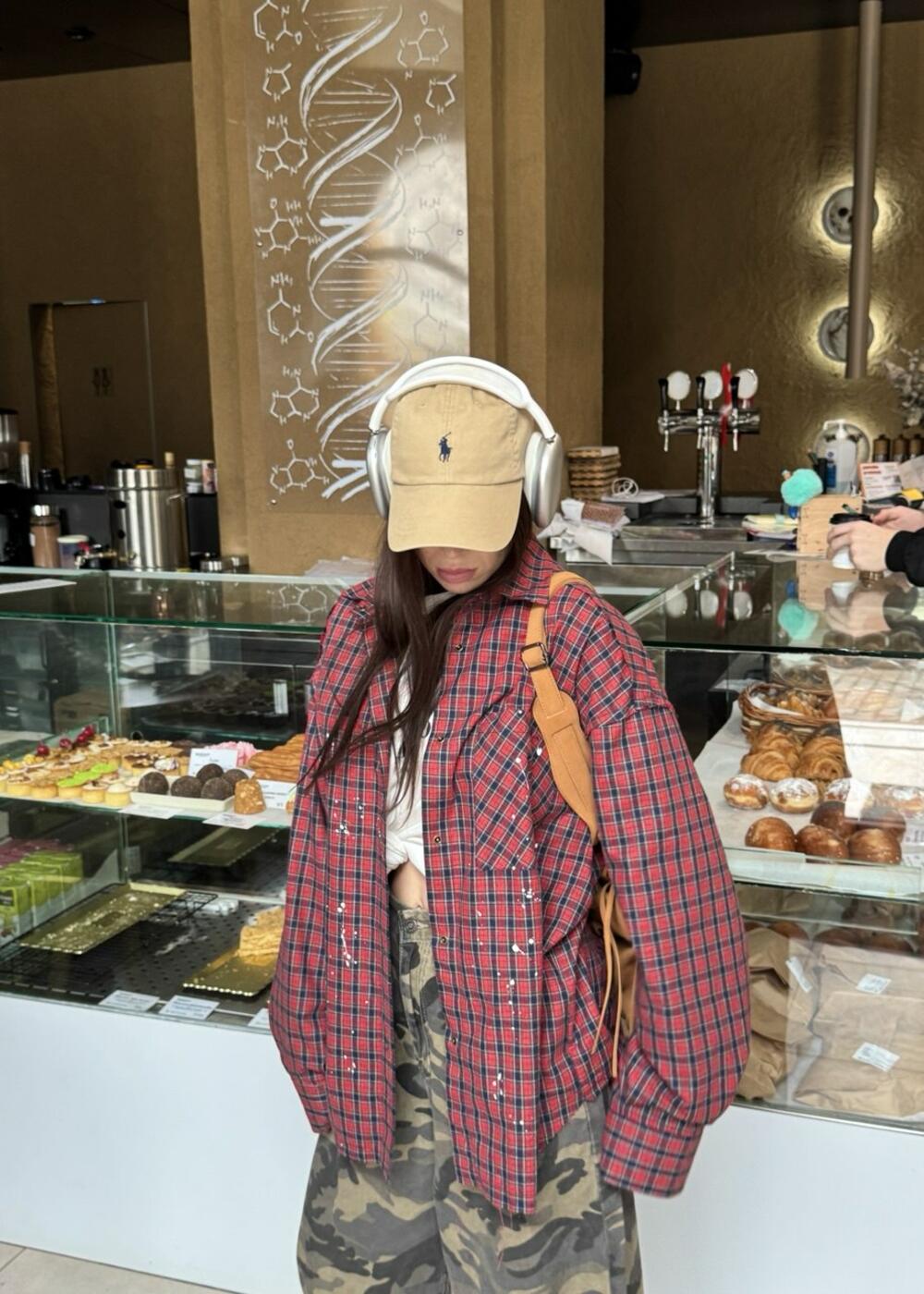 Червона з чорним сорочка у клітинку 