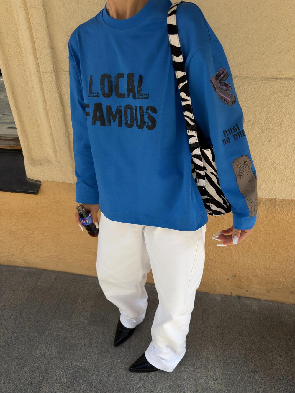 Local famous blue синій