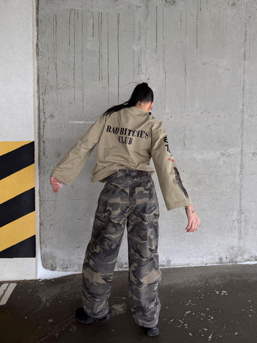 Bad bitches club khaki хакі, Універсал